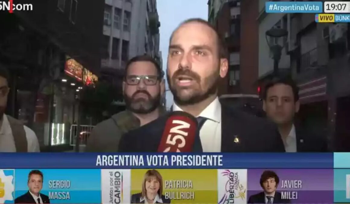 Eduardo Bolsonaro é ironizado em TV argentina ao defender armas: ‘Por isso tiraram o pai dele’