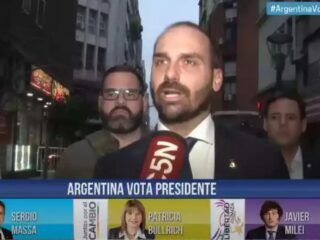 Eduardo Bolsonaro é ironizado em TV argentina ao defender armas: ‘Por isso tiraram o pai dele’