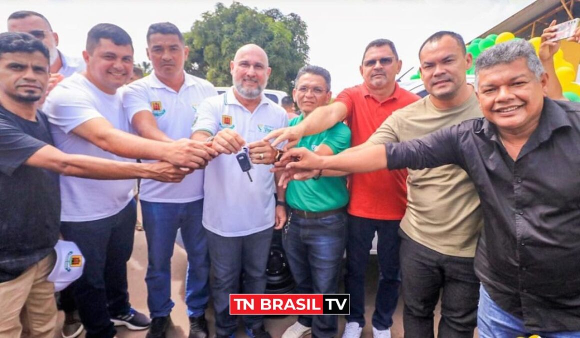 Deputado Lu Ogawa participa da entrega de cinco caminhonetes e uma máquina carregadeira em Viseu