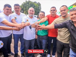 Deputado Lu Ogawa participa da entrega de cinco caminhonetes e uma máquina carregadeira em Viseu