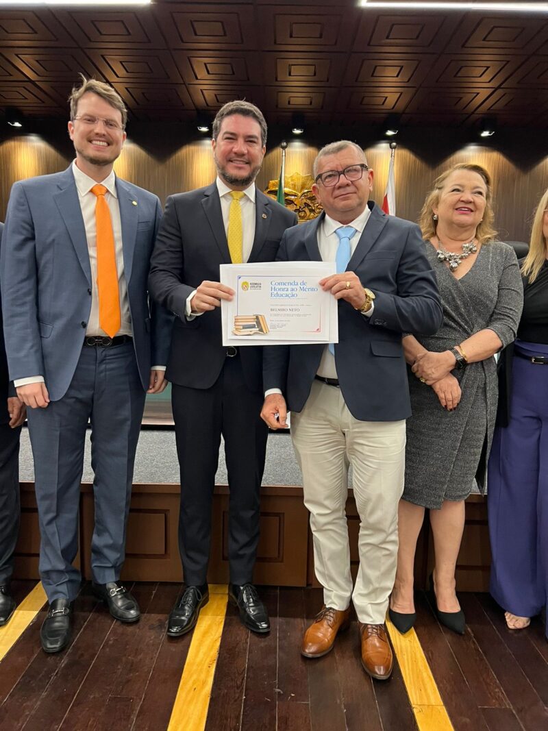 Professor Belmiro é homenageado com Comenda Mérito da Educação na Alepa