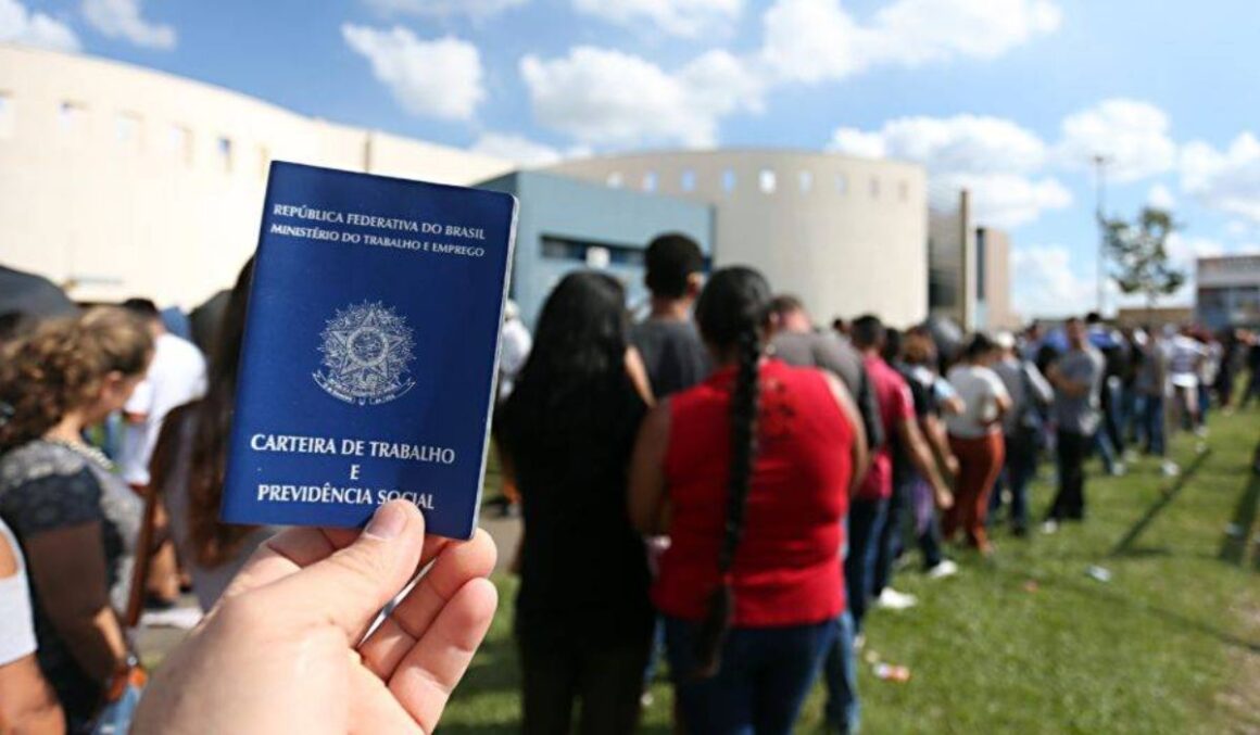 Empregados batem recorde no Brasil e taxa de desemprego cai a 7,6% no tri até outubro