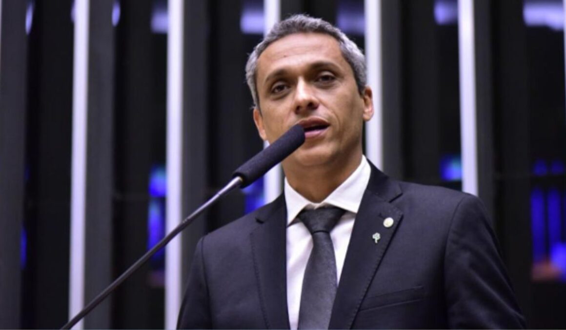 Vídeo: Deputado bolsonarista diz que filha será punida caso tire nota boa no Enem
