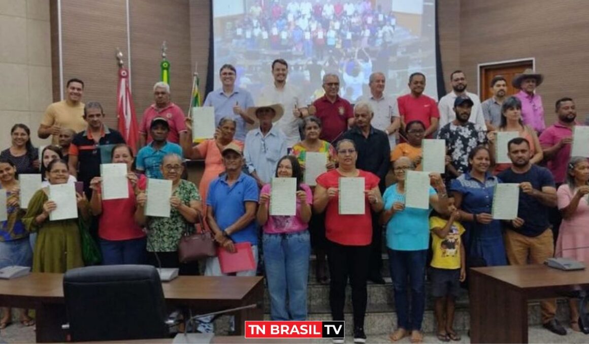 Deputado Dirceu Ten Caten em entrega de títulos de terra em Marabá: "Vem muito mais por aí"