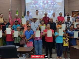 Deputado Dirceu Ten Caten em entrega de títulos de terra em Marabá: "Vem muito mais por aí"