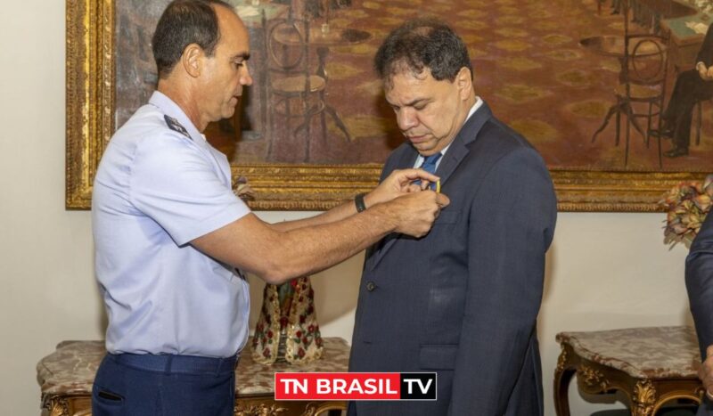 Deputado Chicão é condecorado com a medalha Mérito Santos Dumont