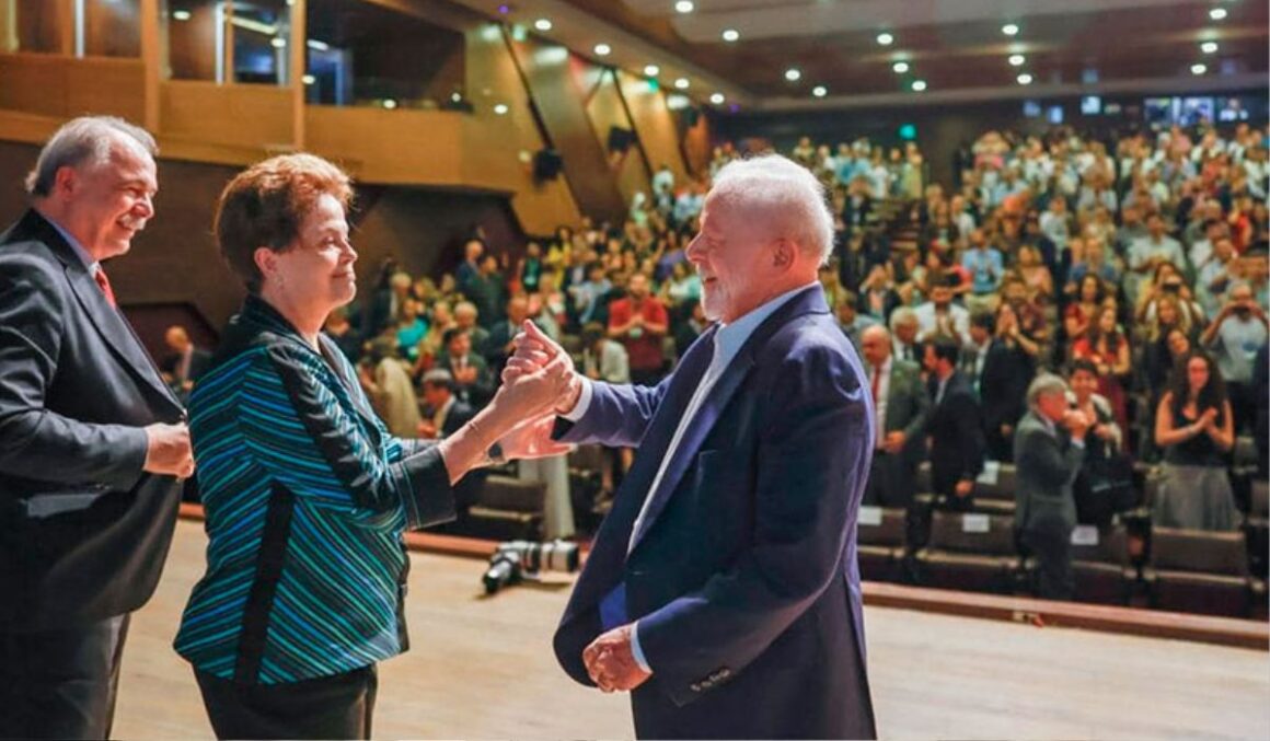 'Vamos aprender a negociar sem o dólar como moeda padrão', diz Lula em evento do BNDES