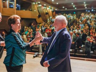 'Vamos aprender a negociar sem o dólar como moeda padrão', diz Lula em evento do BNDES