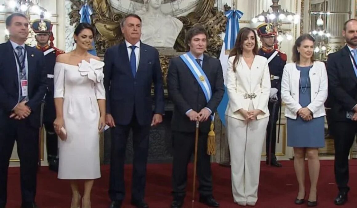 Bolsonaro tenta sair em foto oficial de chefes de Estado, mas é retirado