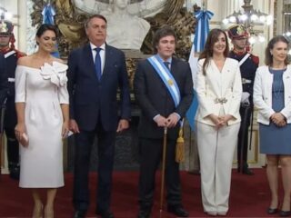 Bolsonaro tenta sair em foto oficial de chefes de Estado, mas é retirado