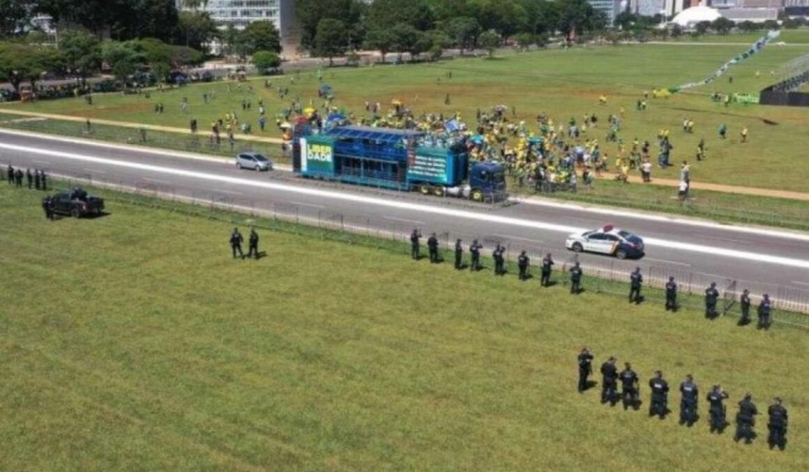 Bolsonaristas fazem protesto esvaziado contra indicação de Dino ao STF