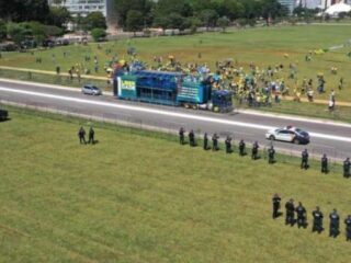 Bolsonaristas fazem protesto esvaziado contra indicação de Dino ao STF