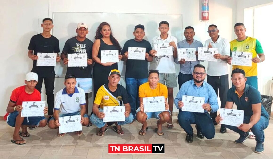 Vereador Professor Wagner Pereira entrega certificados de curso profissionalizante, em Ponta de Pedras