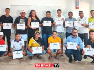 Vereador Professor Wagner Pereira entrega certificados de curso profissionalizante, em Ponta de Pedras