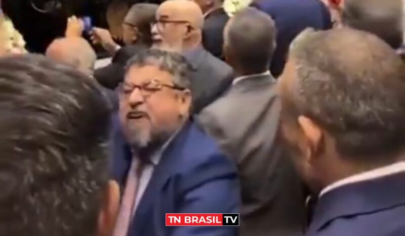 Washington Quaquá xinga Nikolas Ferreira e dá tapa na cara de outro deputado