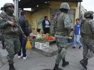 Presidente do Equador declara guerra a facções em meio a onda de violência que matou 10