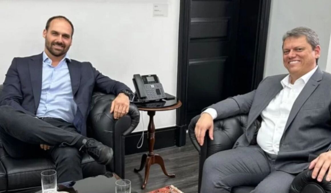 Tarcísio livra Eduardo Bolsonaro de R$ 100 mil em multas da pandemia
