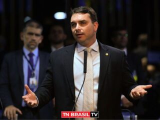 Flávio Bolsonaro ataca Anielle Franco com palavrão e é repreendido no Senado