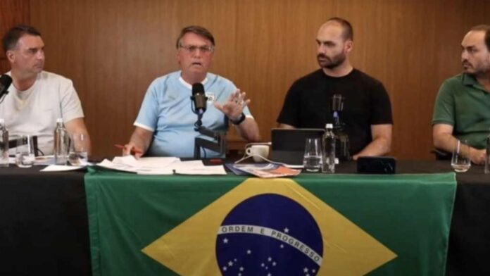 Bolsonaro elogia Maduro por realizar plebiscito com voto impresso