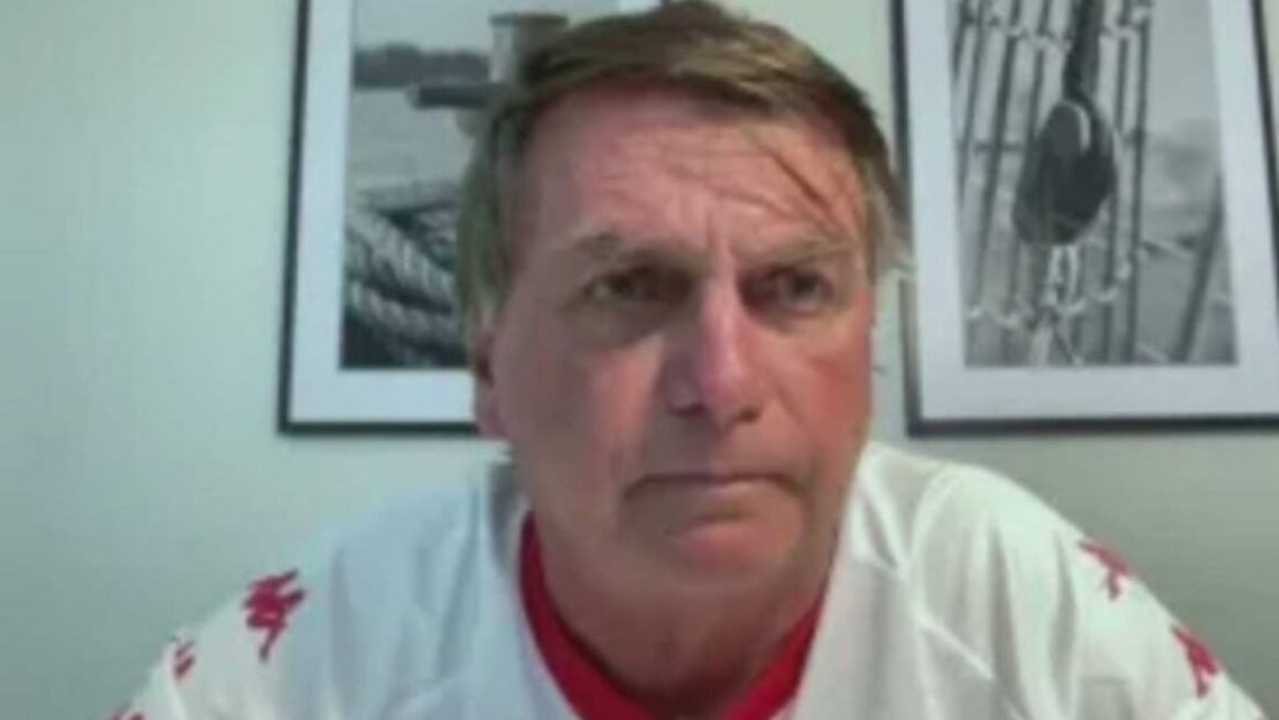 "É algum crime dormir na embaixada?", pergunta Bolsonaro