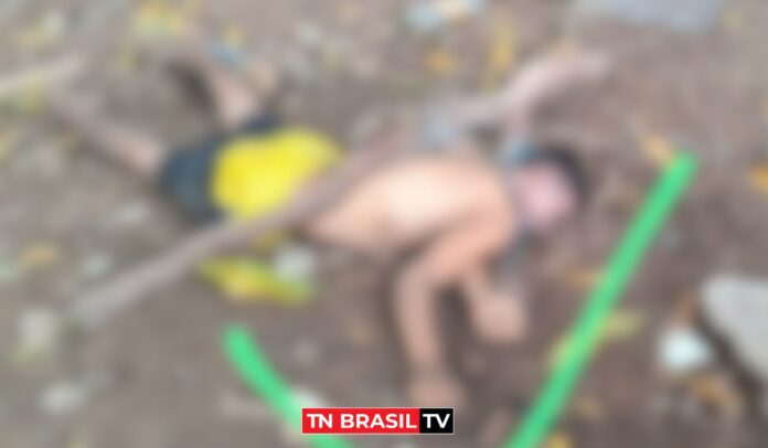 IMAGENS FORTES: corpo de jovem é encontrado com facada no pescoço e marcas de agressão