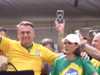 Michelle Bolsonaro ora em ato na Paulista e chama apoiadores de 'exército de Deus'