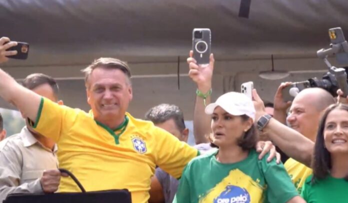 Michelle Bolsonaro ora em ato na Paulista e chama apoiadores de 'exército de Deus'