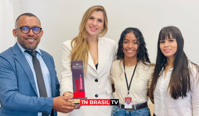 Deputada Paula Titan recebe Prêmio Destaque TN Brasil TV 2023