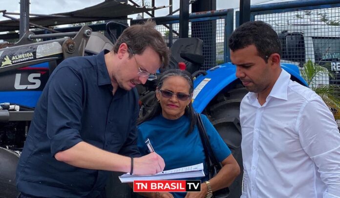 Emenda Parlamentar de Dirceu Ten Caten viabiliza trator para auxiliar na produção agrícola de São Geraldo do Araguaia