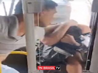 VÍDEO: Passageiros espancam homem que se masturbou na frente de adolescente dentro do coletivo