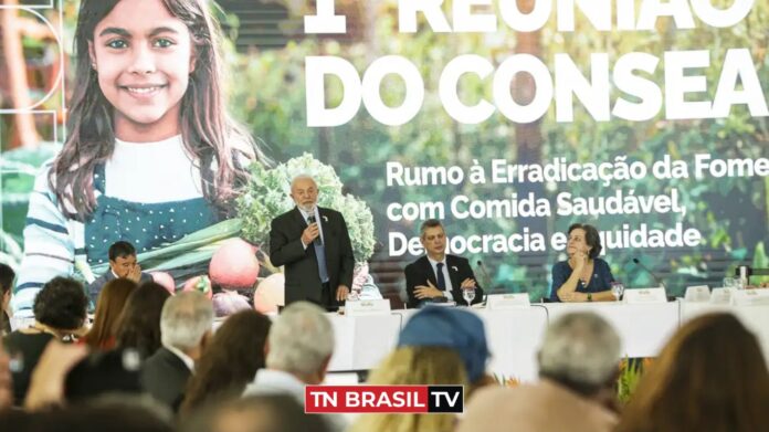 Lula assina dois decretos que preveem ações focadas no combate à fome