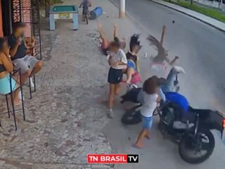 IMAGENS FORTES: Motoqueiro atropela família inteira ao perder o controle na pista