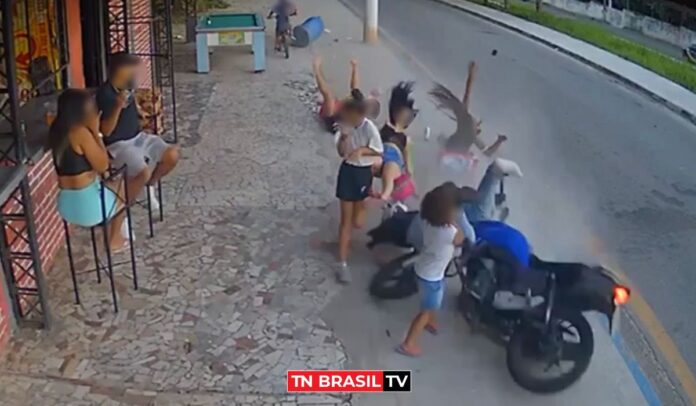 IMAGENS FORTES: Motoqueiro atropela família inteira ao perder o controle na pista