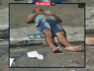 IMAGENS FORTES: Criminosos retiram corpo de porta-malas de carro e jogam na calçada