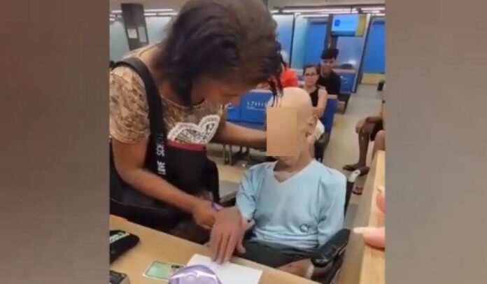 Assista o Vídeo: Mulher leva cadáver em cadeira de rodas a banco para sacar empréstimo no Rio