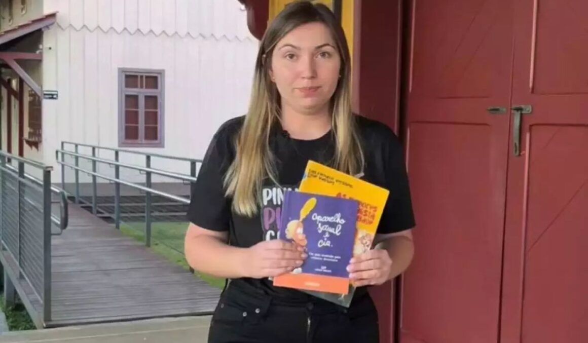 ASSISTA: Prefeita bolsonarista joga livros no lixo e ataca o PT