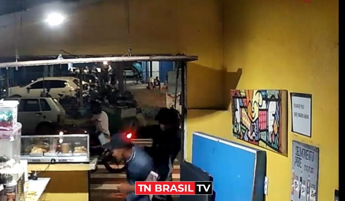ASSISTA: Homem é alvejado por disparos de arma de fogo na frente da esposa e do filho