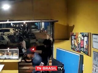 ASSISTA: Homem é alvejado por disparos de arma de fogo na frente da esposa e do filho