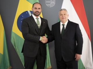 Eduardo Bolsonaro entrega medalha de imbrochável para primeiro-ministro