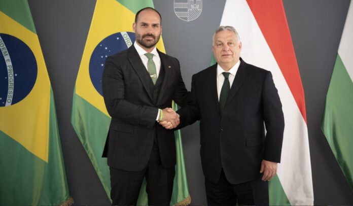 Eduardo Bolsonaro entrega medalha de imbrochável para primeiro-ministro