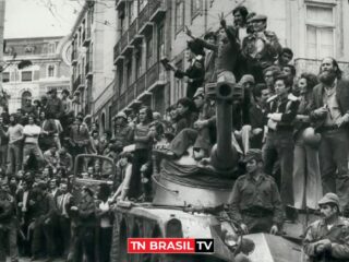 A Revolução dos Cravos em Portugal: causas e consequências