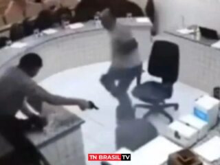 IMAGENS FORTES: Homem invade tribunal e atira contra réu acusado de matar o pai dele