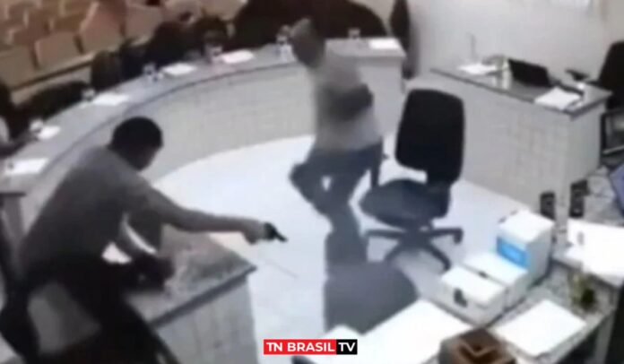 IMAGENS FORTES: Homem invade tribunal e atira contra réu acusado de matar o pai dele