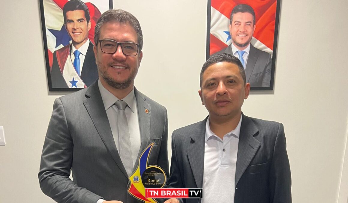 Vereador Argeo, presidente da Câmara Municipal de Salinas, entrega premiação ao deputado Ronie Silva