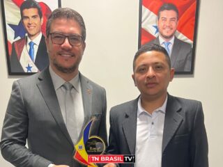 Vereador Argeo, presidente da Câmara Municipal de Salinas, entrega premiação ao deputado Ronie Silva