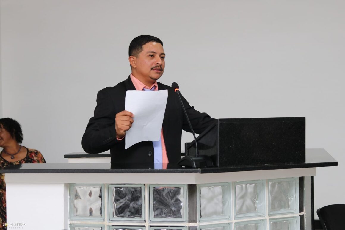 Vereador Argeo Correa cobra pagamento de abono para professores em Salinópolis