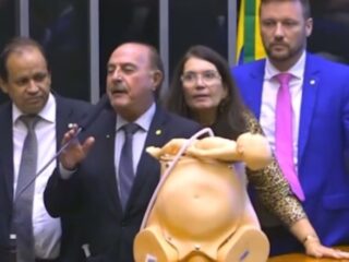 Deputado Zacharias Calil "simula aborto" no plenário da Câmara