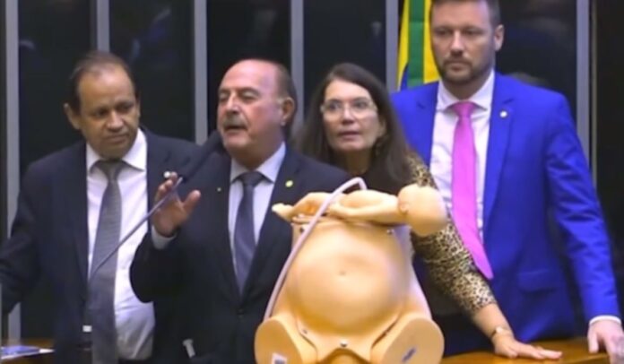 Deputado Zacharias Calil "simula aborto" no plenário da Câmara