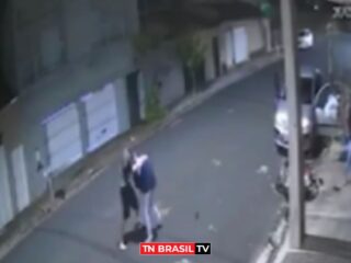 ASSISTA: Casal reage a assalto e dá surra em criminosos