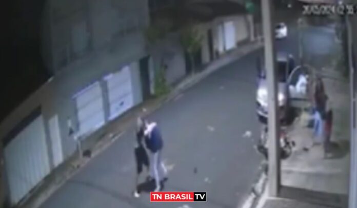 ASSISTA: Casal reage a assalto e dá surra em criminosos